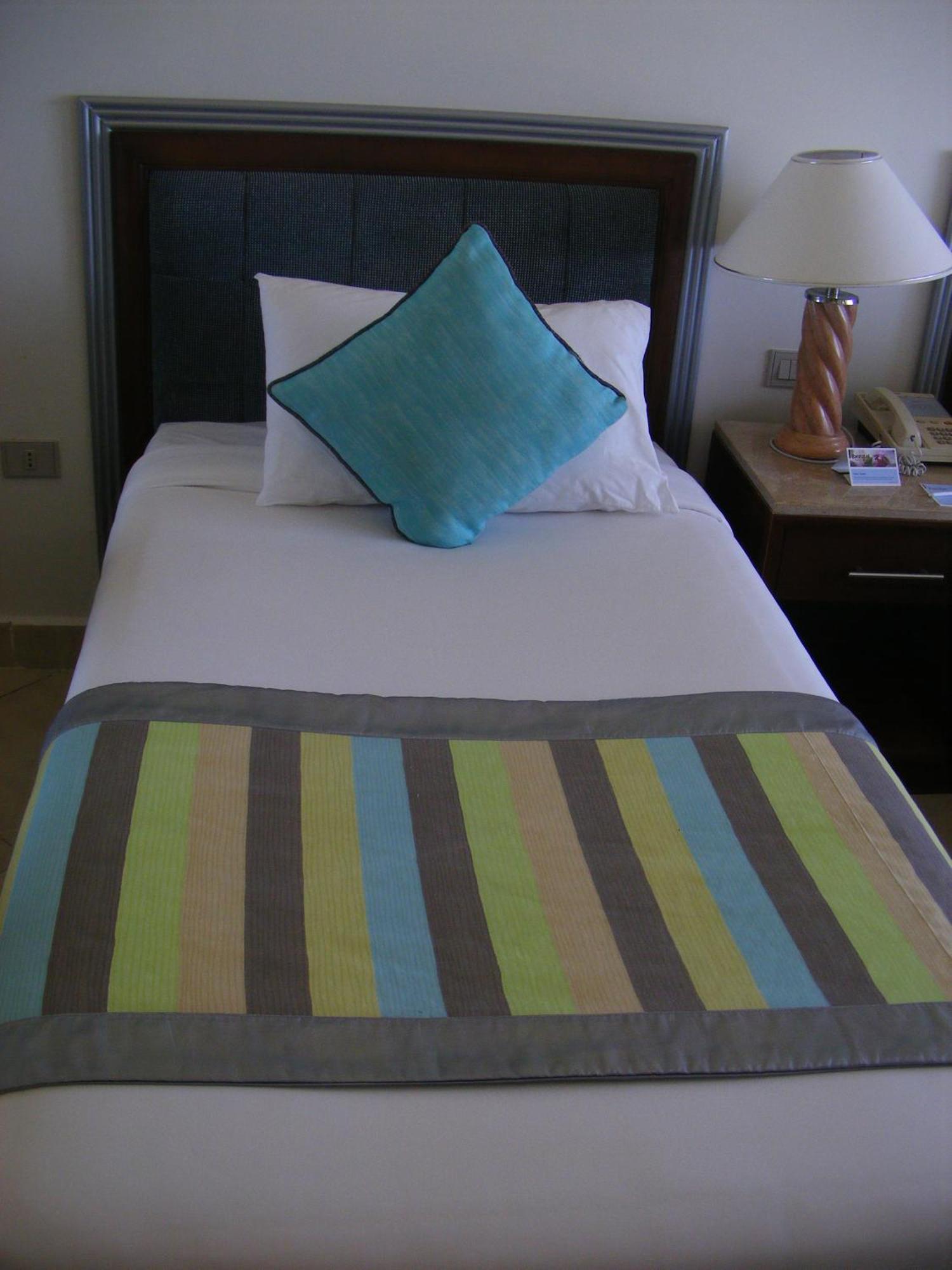 ボルグ エル アラブ ビーチ ホテル ボルグ・エル・アラブ エクステリア 写真 A bed with a bed runner