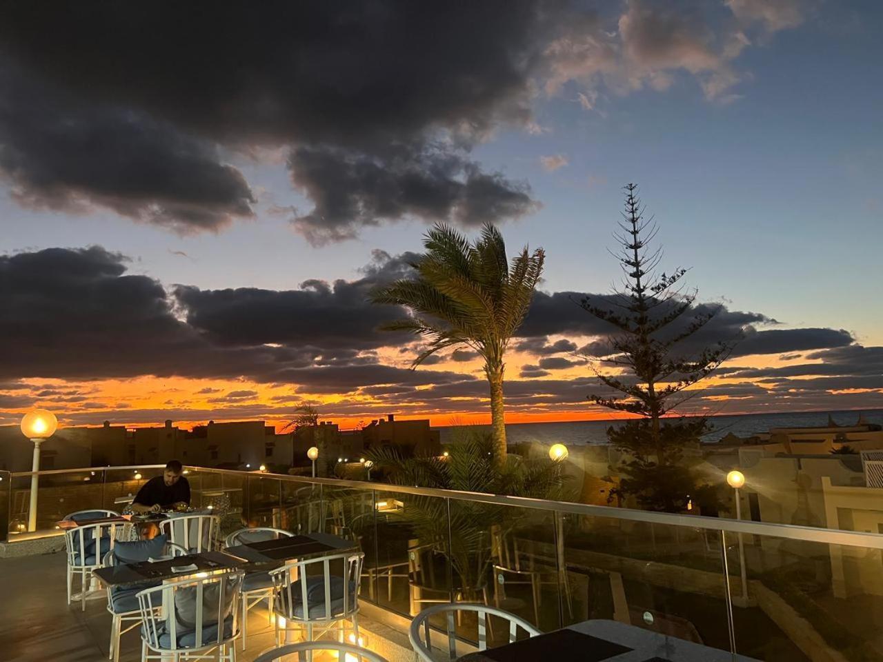 ボルグ エル アラブ ビーチ ホテル ボルグ・エル・アラブ エクステリア 写真 Sunset at the beach